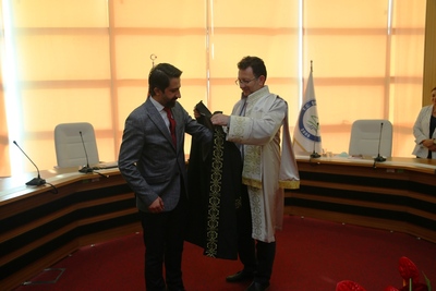 Rektörümüz, Doçentlik Unvanı Alan Çağdaş Ertaş’a Cübbesini Giydirdi