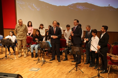 Rektörümüz Prof. Dr. Erkan şiirini öğretmenlere armağan etti